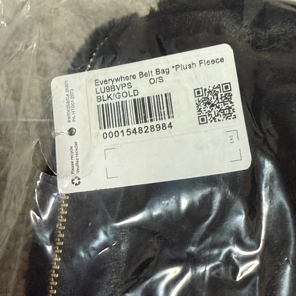 NWT Lululemon Plush Fleece Everywhere Belt Bag 1L in Black and Gold - Picture 5 of 13